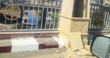 محافظ سوهاج يوجه بإعادة الشيئ إلى أصله بعد اصطدام سيارة بمسلة في الممشى الجديد