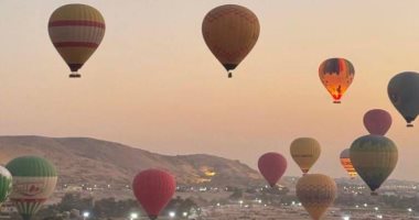 سماء الأقصر تشهد عودة البالون الطائر بتحليق 60 رحلة تقل 1680 سائحا.. صور