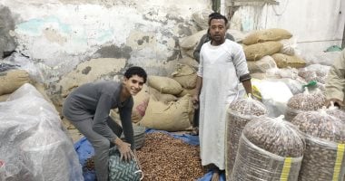 البلح أشكال وألوان.. انتعاش حركة بيع التمور فى سوق الجملة بالغربية 