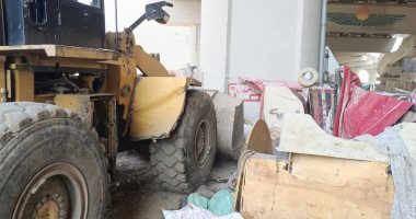 محافظة الجيزة تزيل أكبر بؤرة «فريزة» بشارع عمرو بن العاص فى فيصل.. صور