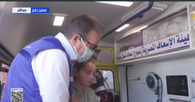 وزير الصحة يطمئن على جرحى فلسطينيين..ومريض غزاوى: الرئيس السيسى على رأسنا