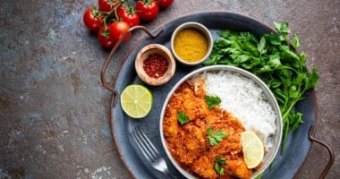 منيو فطار 16 رمضان.. طريقة عمل الدجاج بالكارى والأرز بالخلطة 