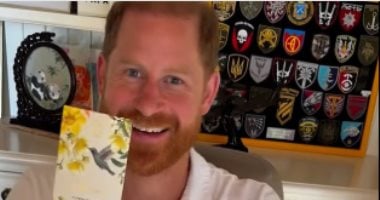 الأمير هاري بعد حصوله على الشوكولاتة