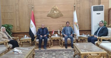 اجتماع بين رئيس جامعة بنها ونقابة صيادلة القليوبية لافتتاح كلية صيدلة