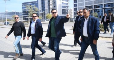 وزير الإسكان يتفقد كومباند مزارين بمدينة العلمين الجديدة