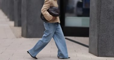 8 أنماط أحذية تناسب الجينز الفضفاض.. موضة 2026