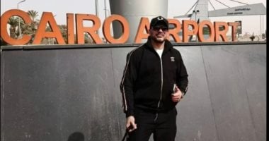 عاجل.. أول صورة للحظة خروج عمرو زكى من مطار القاهرة عقب انتهاء أزمته