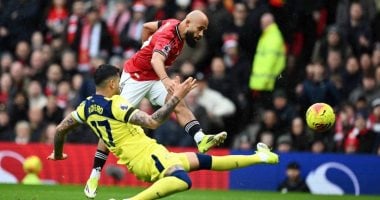 مبيومو في كرة مشتركة مع روميرو قائد توتنهام قبل طرده