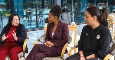 لورا جورج تزور مقر اتحاد الكرة وتجتمع بلاعبات منتخب مصر