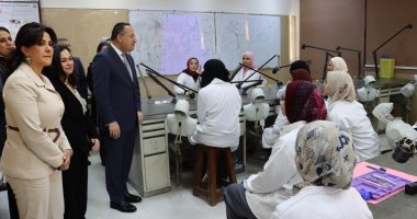 استعدادات لعودة الدراسة غدا بالإسكندرية بالتزامن مع توقف ترام الرمل.. صور