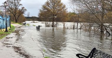 العاصفة ليوناردو تشل الحياة في إسبانيا وتُجبر الآلاف على مغادرة منازلهم