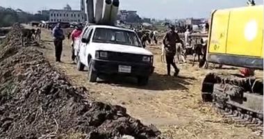 إصلاح كسر بخط مياه الشرب فى كفر صقر بالشرقية