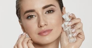 تريند روتين مكعبات الثلج يعود مرة أخرى.. اعرفى فوائده على بشرتك 