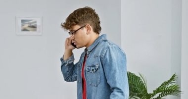 ليه بنحب نتمشى وإحنا بنتكلم فى التليفون؟.. اعرف الإجابة من وجهة نظر علم النفس