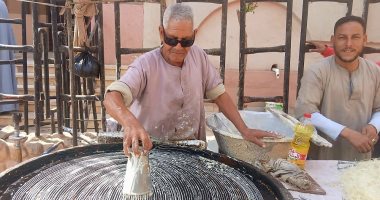 روائح رمضان.. حكاية عم علي منذ نصف قرن في صناعة الكنافة اليدوي بقنا.. فيديو