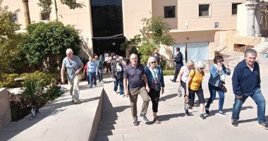 زيارات يومية للسائحين لقاعة الكالتشوراما بمكتبة مصر العامة في الأقصر.. صور