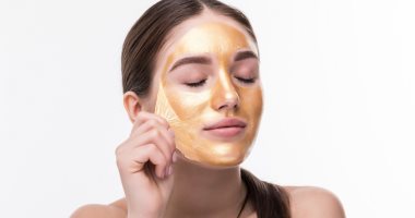 التجميل بالذهب.. ملكات مصر القديمة استخدمنه للنضارة وأثرياء فرنسا شربوه