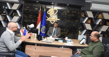 محافظ أسوان يبحث دعم الإسعاف النهرى وتوفير لنشات مجهزة