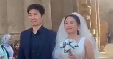 السائح الصيني وزوجته فى معبد الأقصر