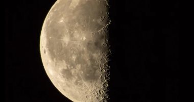 قمر التربيع الأخير يزين سماء شعبان فى مشهد بديع بعد منتصف الليل