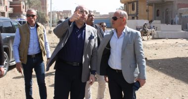 محافظ بنى سويف يستوقفه تجمع قمامة بطريق هليه بمركز ببا