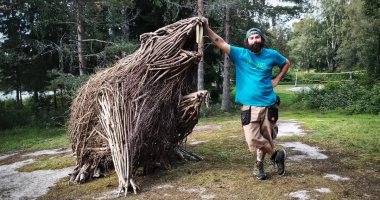 نحات يوظف مخلفات الغابات لصناعة منحوتات أسطورية ضخمة للحيوانات