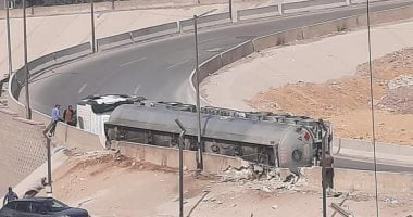 انقلاب سيارة مواد بترولية بمطلع محور حسب الله الكفراوي