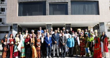 محافظ أسوان يكرم فرق مهرجان الثقافة والفنون.. صور