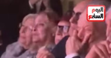 دموع الفنان الكبير يحيى الفخرانى قبل استلامه جائزة الاستحقاق.. فيديو