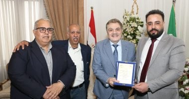 الجبهة الديمقراطية يهدى درع الحزب لرئيس الوفد ويهنئة بالعرس الديمقراطى