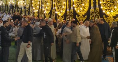 والده وشقيقه يتلقون واجب العزاء.. مباشر من سرادق عزاء جد محمد صلاح.. فيديو