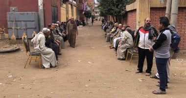 والد محمد صلاح وشقيقه يستقبلون المعزيين في وفـاة جده بنجريج