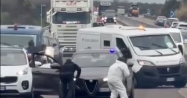 كواليس سطو مسلح على طريقة هوليوود.. عصابة إيطالية تسرق ناقلة أموال وتفجرها