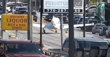 هبوط اضطرارى لطائرة وسط شارع