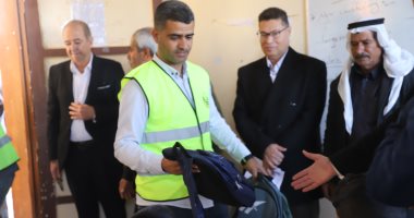 توزيع شنط مدرسية على طلاب مدرسة أبو العراج بهدف تعزيز فرص التعلم.. صور