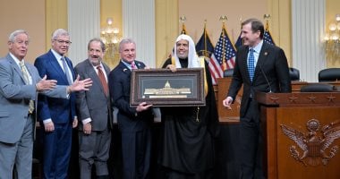 الكونجرس يكرِّم الأمين العام لرابطة العالم الإسلامى تقديرا لجهود الرابطة فى مكافحة الكراهية