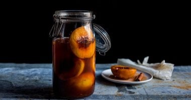 5 فواكه مخللة هتضيف طعم ما يتنسيش على سفرة رمضان.. مش بس خيار ولفت 