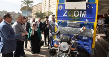 محافظ أسيوط يسلم مكتبة متنقلة لشاب خريج.. ويؤكد: نفتح أبواب العمل الحر