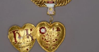 متحف بريطانى يجمع تبرعات بـ4.8 مليون دولار لاقتناء قلادة.. شاهدها