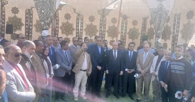 محافظ قنا يضع حجر أساس وحدات سكنية للعاملين بشركة مياه الشرب.. فيديو