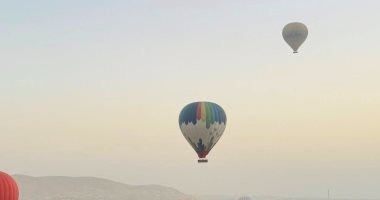 تحليق 90 رحلة بالون طائر على متنها 2200 سائح فى سماء غرب الأقصر.. صور