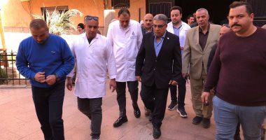 محافظ الدقهلية يطمئن على حالة مصابى انقلاب سيارة عمال ويعزى أسر المتوفين