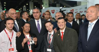 وزير التموين يلتقط صورا تذكارية مع ذوى الهمم ويشيد بمنتجاتهم فى معرض أهلا رمضان.. فيديو