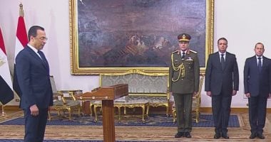 رأفت هندى يؤدى اليمين الدستورية وزيرًا للاتصالات أمام الرئيس السيسى