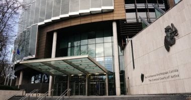 «كنت فى مهمة إلهية».. أمريكى متهم بقتل والده يخبر محكمة فى أيرلندا