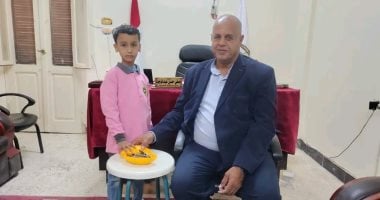 تلميذ ابتدائى يساهم بكل مدخراته ضمن مساعدات أهل الوادى الجديد لأهالى غزة