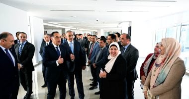 فى أول ساعة عمل بعد حلف الوزراء الجدد اليمين الدستورية.. مصطفى مدبولى يمر على قطاعات الأمانة العامة لمجلس الوزراء.. ويشكر الموظفين على جهودهم المبذولة ويطالبهم بمزيد من الجهد خلال الفترة المقبلة.. صور