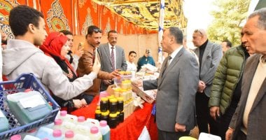 من الفصل إلى خط الإنتاج.. التعليم الفني في أسيوط يدعم الأمن الغذائي ويخفف العبء عن المواطنين.. طرح منتجات بتخفيضات 25%.. معرض المدارس الزراعية تجربة واقعية على الأرض.. منتج بأيدي الطلاب وخبرة تصنع المستقبل