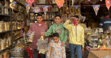 الخيامية تفتح أبواب البهجة مع اقتراب الشهر الكريم.. الفوانيس والزينة تعيد الروح للطقوس الرمضانية الأصيلة.. أصحاب المحال يؤكدون إقبالا على المنتج المحلى تقديرا لجودته وحرفيته.. والزوار: رمضان فى مصر حاجة تانية