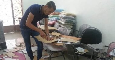 عودة الفانوس الورق وسط أزقة القاهرة التاريخية وحوارى القرى المصرية.. أنامل نسائية تحول "القصاصات والكارتون" إلى فرص عمل خضراء لإعادة البهجة ومنافسة البلاستيك.. ورشة الفانوس فصل دراسي بيئي مفتوح يعلم الأطفال